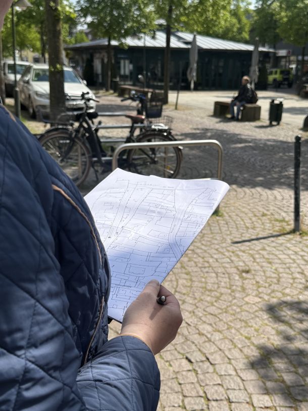 Auf dem Stadtplan werden auch die Standorte der Bänke markiert - auch am Neuen Markt.