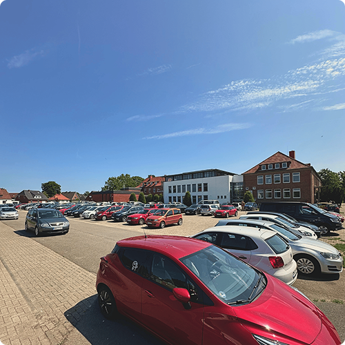 Blick auf den Lohmarkt, der die meiste Zeit des Jahres als Parkplatz genutzt wird.