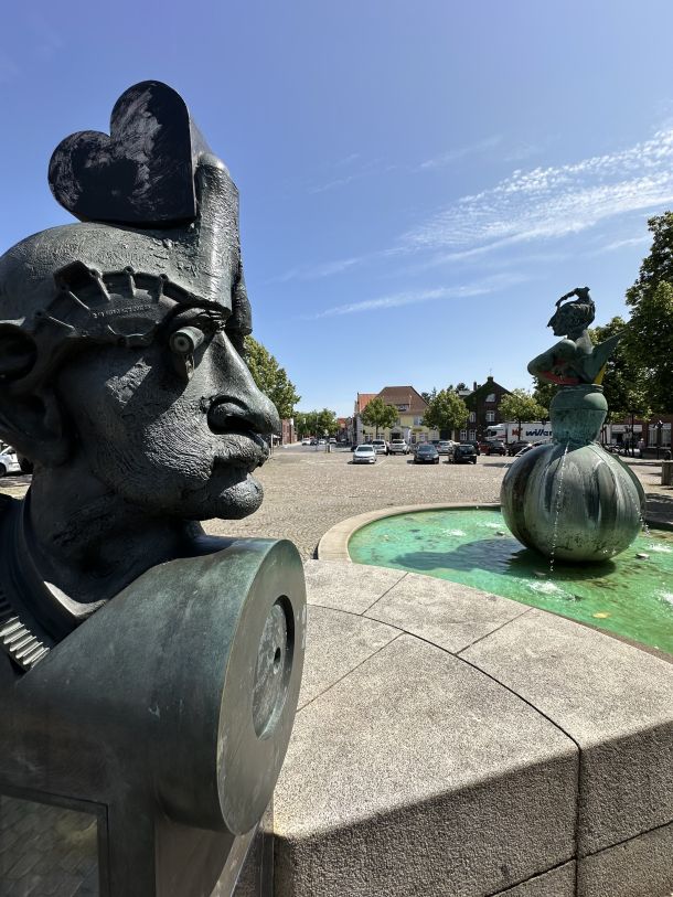 Zwischen zwei Kunstwerken: Blick auf den Neuen Markt