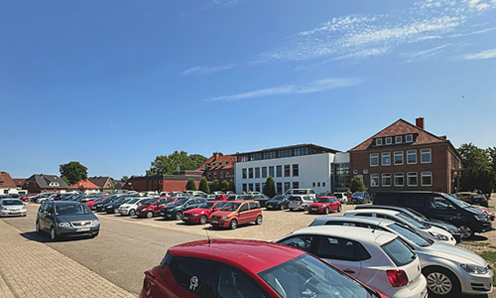 Blick auf den Lohmarkt, der die meiste Zeit des Jahres als Parkplatz genutzt wird.