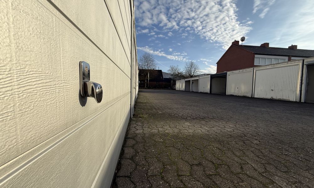Blick auf einen Garagenhof