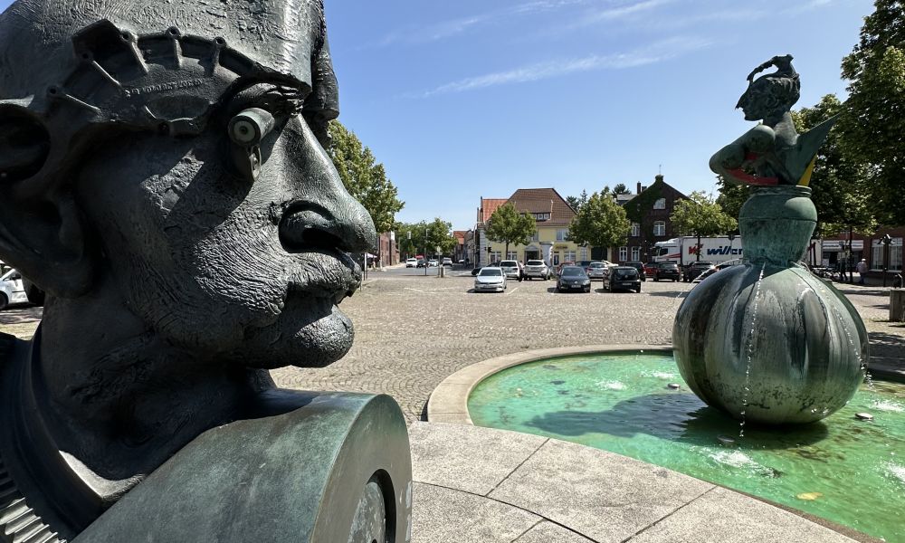 Zwischen zwei Kunstwerken: Blick auf den Neuen Markt
