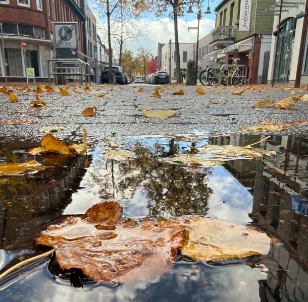 Eine Pfütze auf der Großen Straße