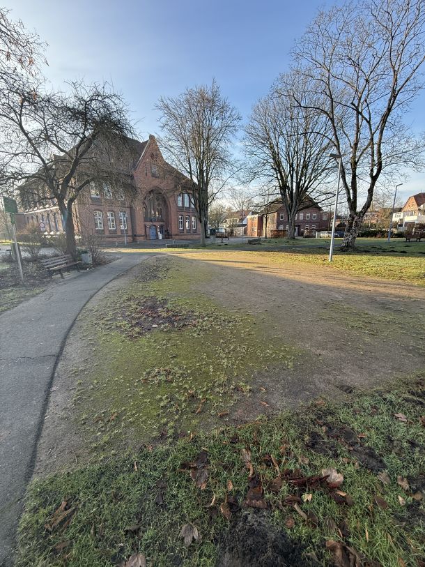 Boule-Platz am Kirchhof, im Hintergrund das Kantor-Helmke-Haus