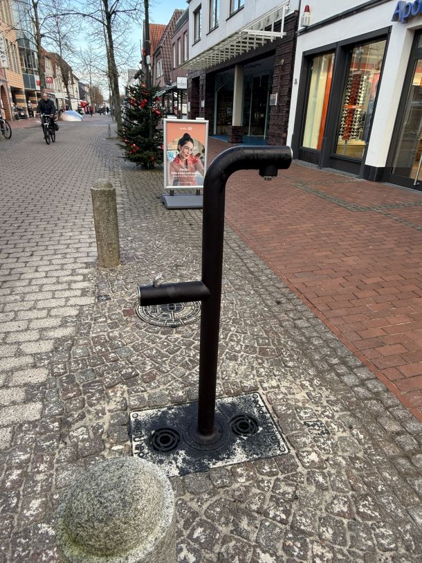 images/Neuigkeiten/20251218Trinkwasserspender/Trinkwasserspender Grosse Strasse 2.jpg#joomlaImage://local-images/Neuigkeiten/20251218Trinkwasserspender/Trinkwasserspender Grosse Strasse 2.jpg?width=4032&height=3024