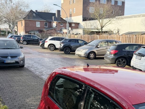 Gefüllte Parkplätze am Rande des Sanierungsgebiets.